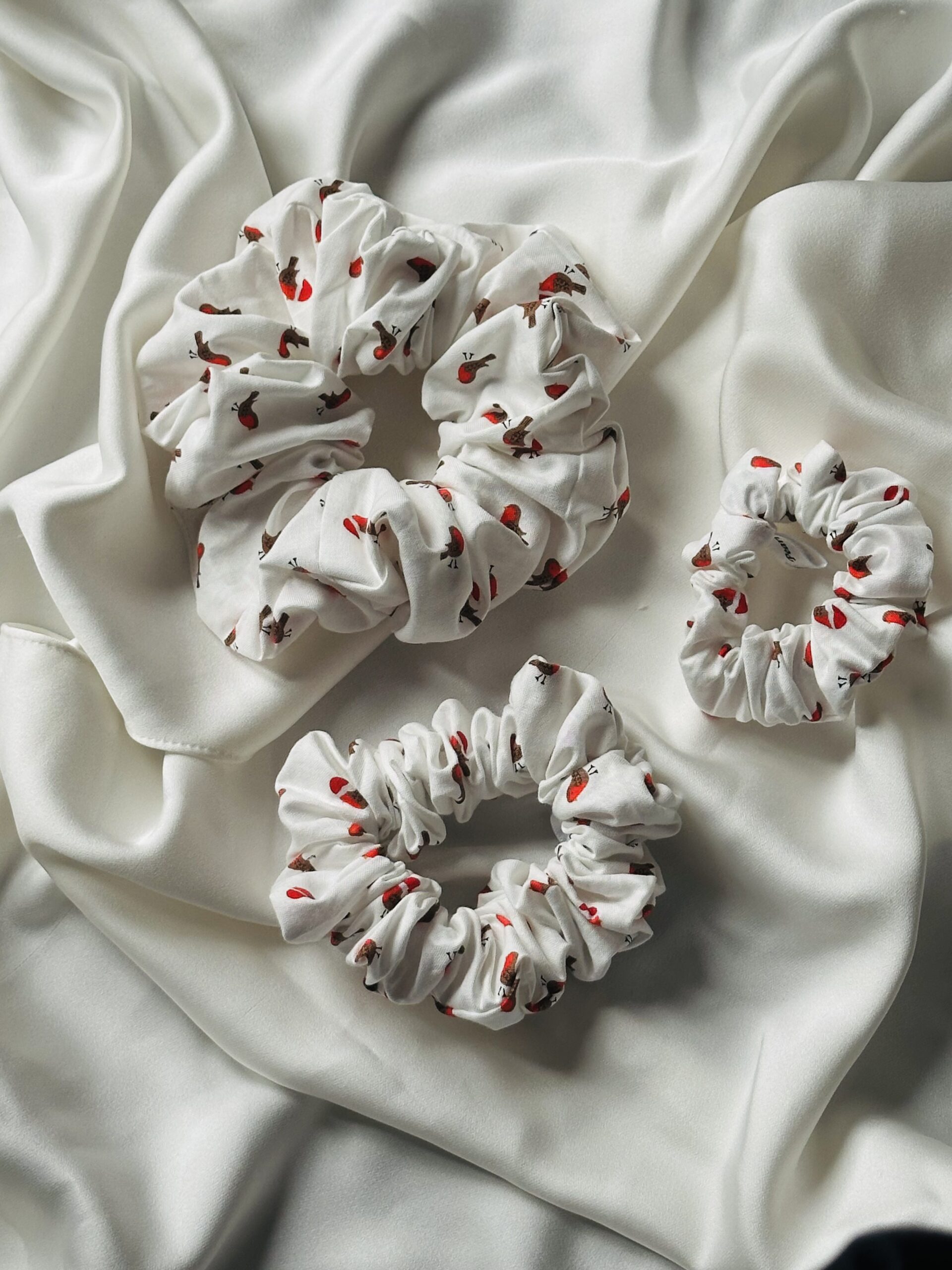Mini Christmas Robin Scrunchie - Image 3