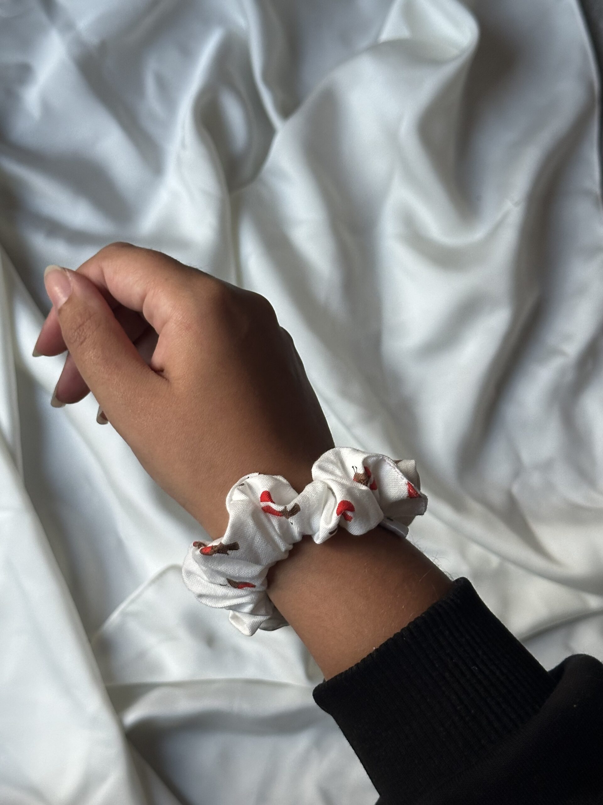 Mini Christmas Robin Scrunchie - Image 2